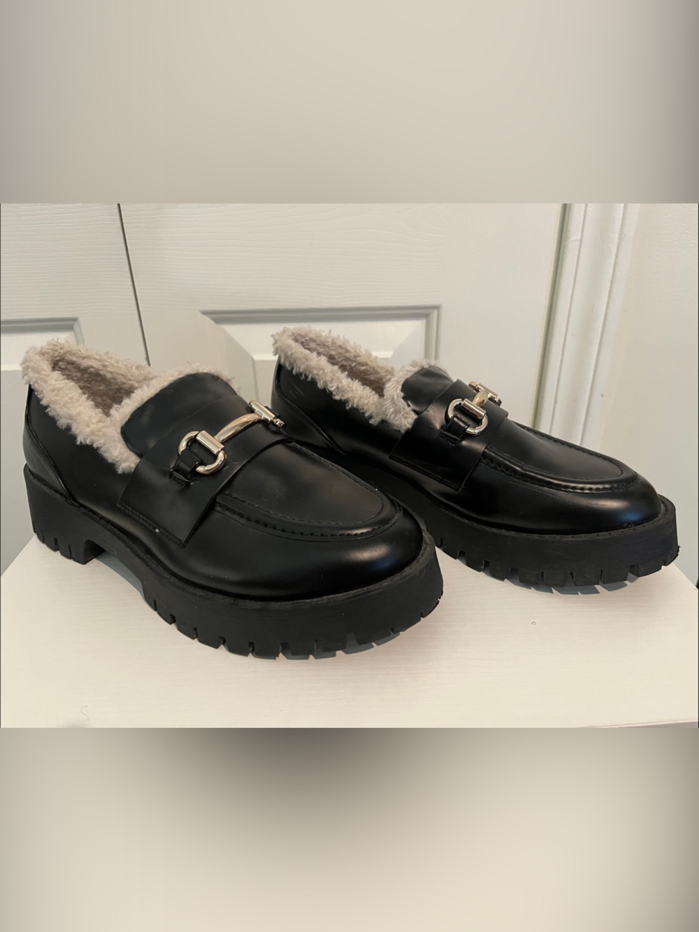 Forever 21 Black Faux-Leather Fur-Lined Moccasin Loafers Size 7